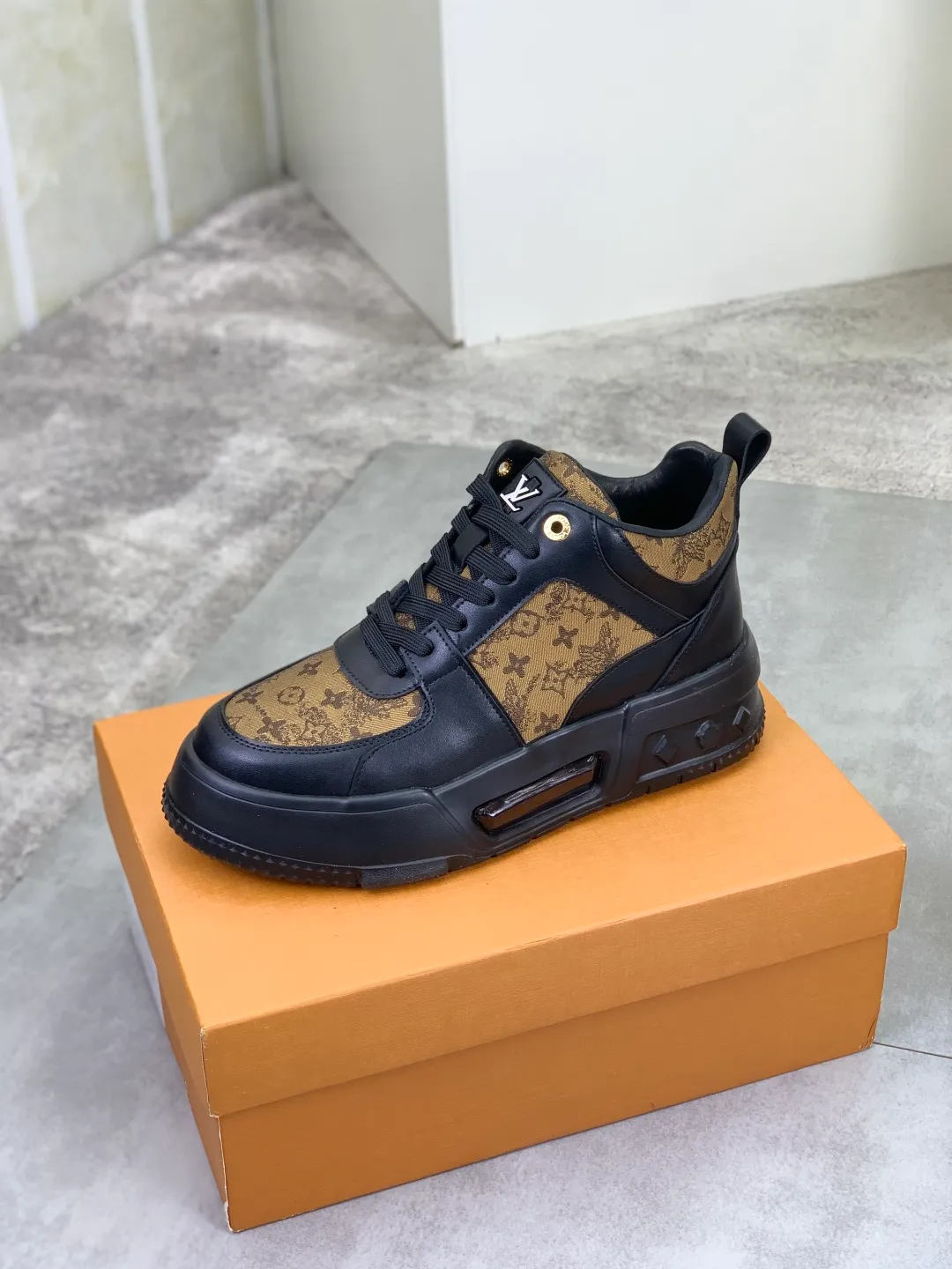 Men's men's shoes 💰P440 new style 💶【LOUIS VUITTON) new high top🍀LV Louis Vuitton *—— LV classic high top trendy shoes! Made of imported original soft calfskin, water-dyed pigskin lining. Original wear-resistant rubber outsole! High quality products! Code number: 38-44 Color: 2️⃣colors available